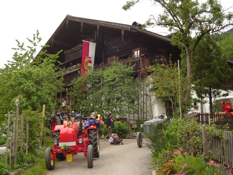 Traktoren vorm Schwaigerlehen in Stuhlfelden